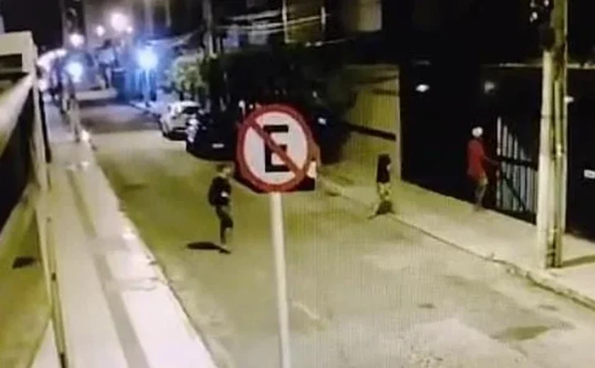 Ladrões derrubam portão e invadem prédio na Ponta Verde