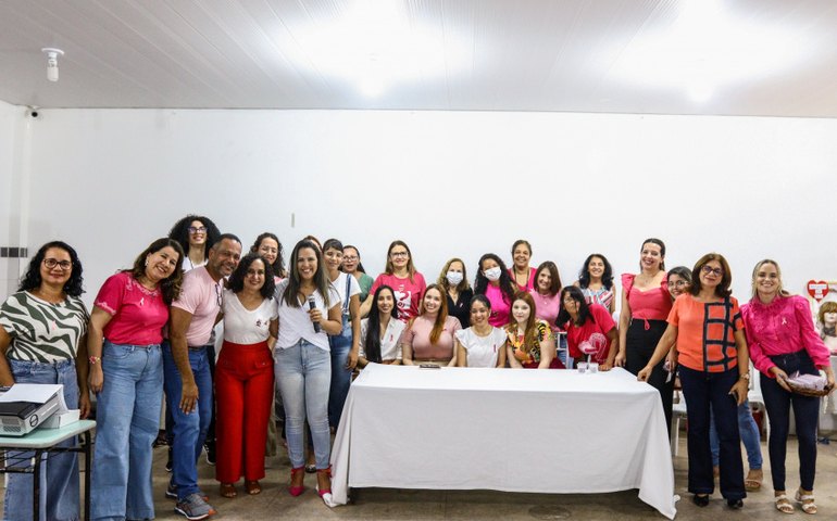 Servidoras da Educação participam de palestra sobre prevenção ao câncer de mama