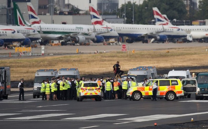 Grupo de combate ao racismo invade pista de aeroporto de Londres