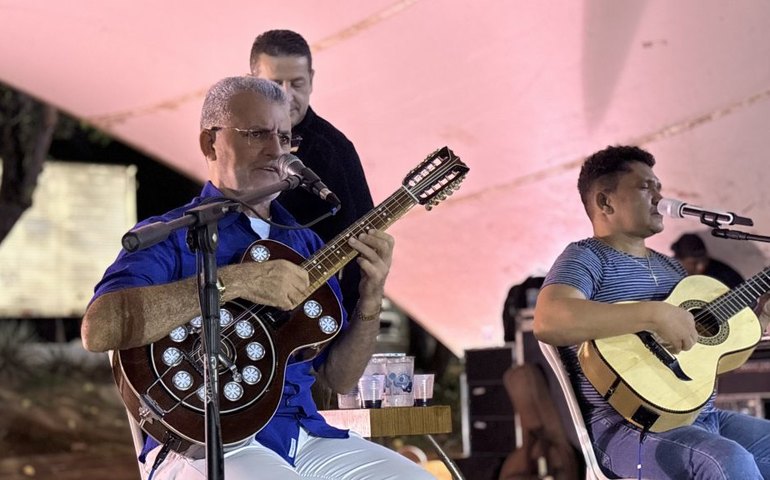 Tardezinha Cultural recebe repentistas em parceria com a Uneal no Mercado do Artesanato