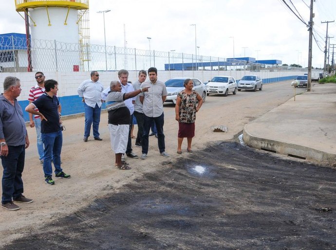 Rui Palmeira vistoria obras de pavimentação no Benedito Bentes