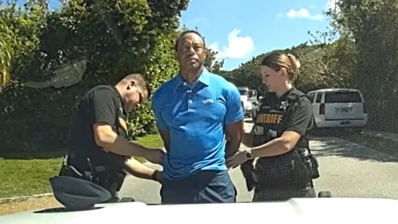 Imagens da câmera corporal mostram Tiger Woods atordoado ao ser algemado após um acidente com capotamento na Flórida