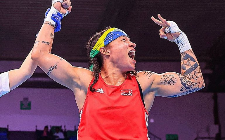 Beatriz Ferreira sobra na final e fatura bicampeonato mundial de boxe