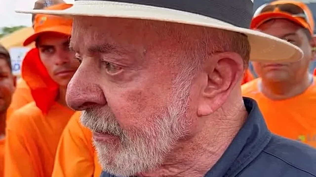 Ao lado de trabalhador da BR-319, Lula usa própria história para pedir que filhos de operário voltem à escola