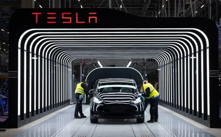 Vendas da Tesla na China voltam a cair no confronto anual de dezembro