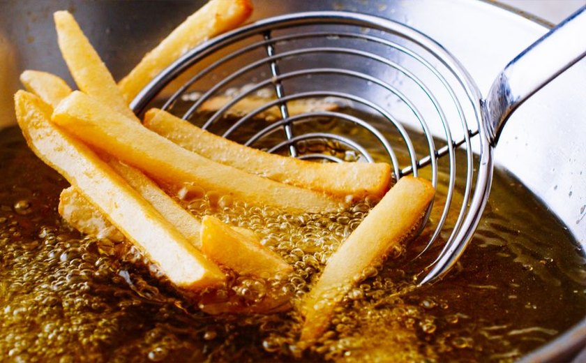 Comer fritura pode aumentar risco de ansiedade e depressão, diz estudo