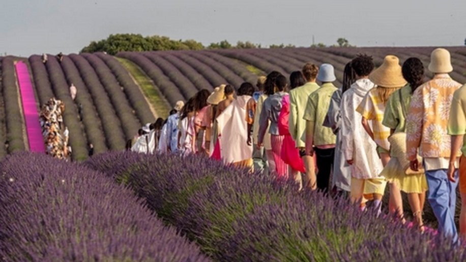 Simon Jacquemus comemora 10 anos de sua marca com desfile em cenário deslumbrante