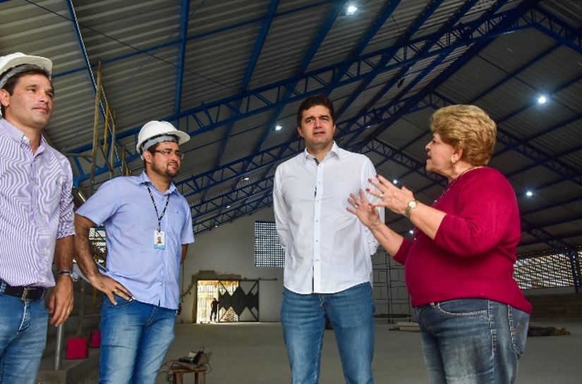 Prefeito Rui Palmeira vistoria obras de complexo esportivo em escola na Levada