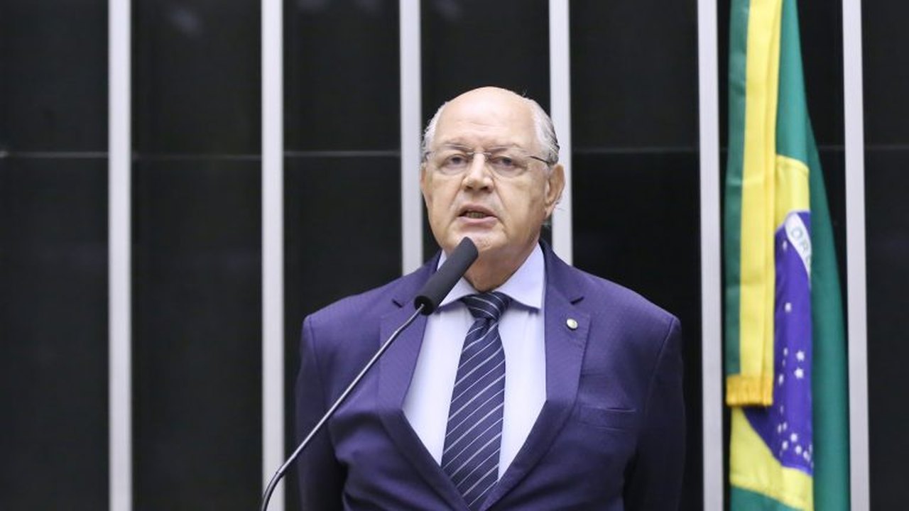 Projeto na Câmara proíbe atletas que jogam fora do Brasil e técnico estrangeiro na Seleção