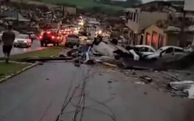 Tornado deixa mortos e destruição no leste da Índia
