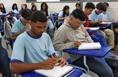Renda e cor são determinantes para não concluir ensino médio no país