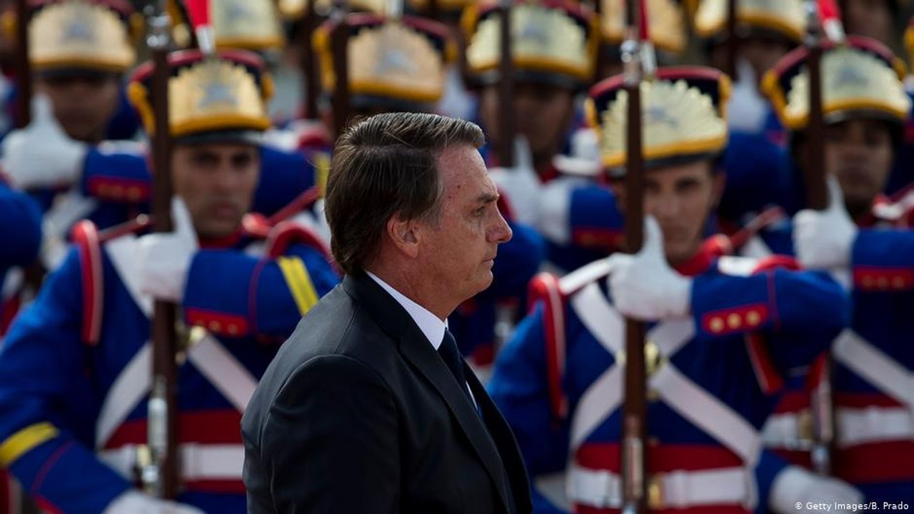 Militares precisam decidir de que lado estão