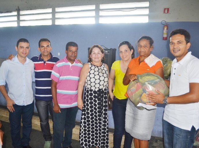 Prefeita entrega 200 cestas básicas a mulheres carentes de Cajueiro