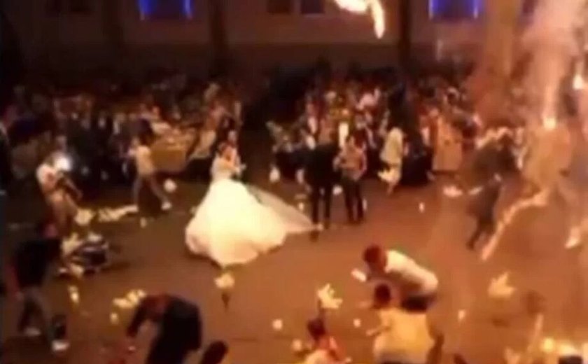 Teto cai durante festa de casamento, mata dama de honra e deixa ao menos 20 feridos, na Colômbia; vídeos 