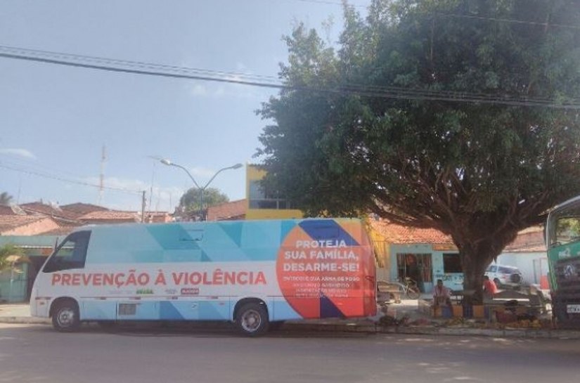 Ônibus da entrega de armas estaciona na Barra de Santo Antônio