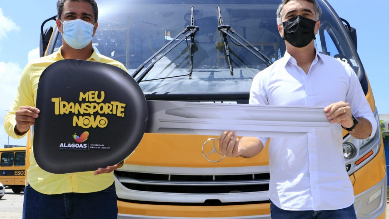 Governo de Alagoas entrega ônibus escolar para rede de educação de São Brás