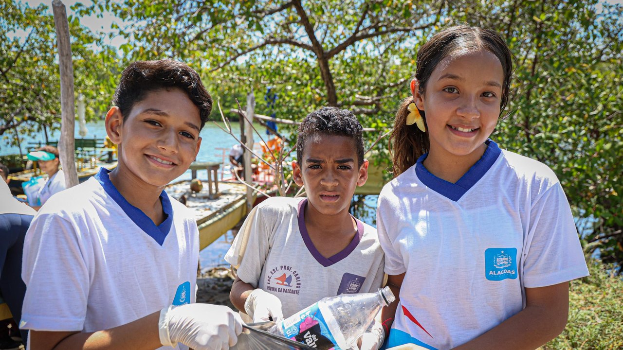 Estudantes da rede estadual conscientizam população sobre a limpeza e manutenção do Rio Meirim