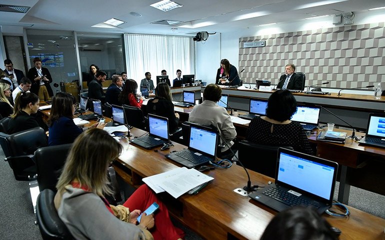 Fornecimento de material escolar deve ser obrigatório, aprova CE