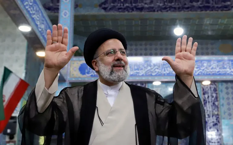 Presidente do Irã desembarca na Arábia Saudita para participar de cúpula sobre guerra em Gaza