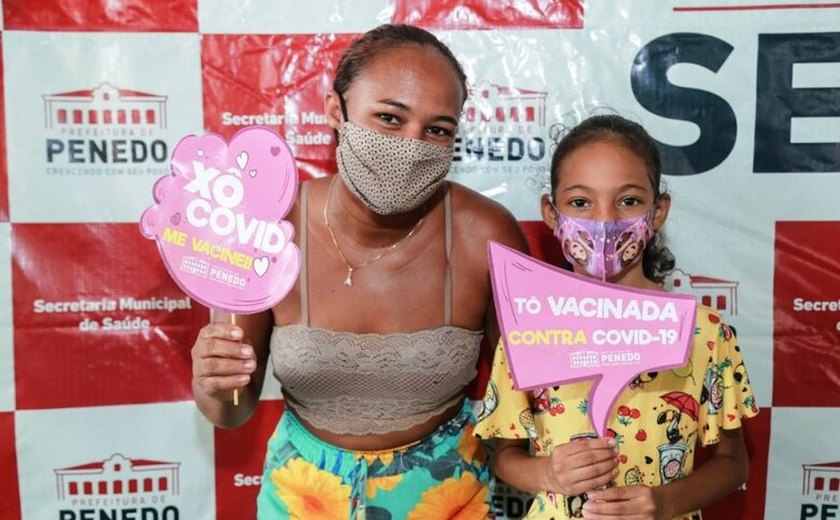 Pais conscientes levam filhos para tomar vacina contra Covid em Penedo
