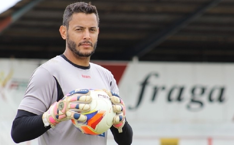 CRB fecha a contratação do goleiro Fernando Henrique
