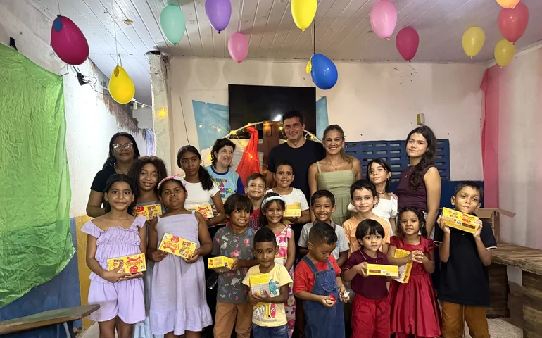 Rui Palmeira participa de ação de Páscoa com crianças no Village Campestre