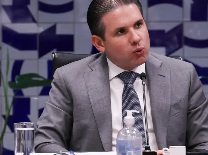 Motta convoca reunião de líderes para votar PL do fim da escala 6x1