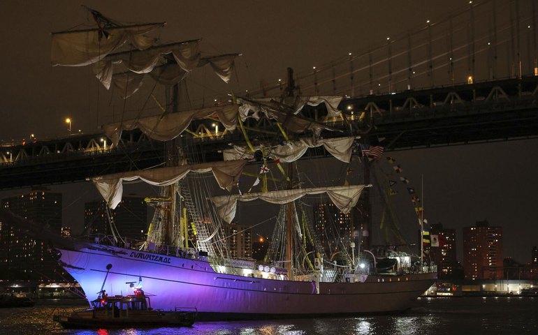 Navio da Marinha do México bate na ponte do Broonklyn em Nova York (VÍDEO)