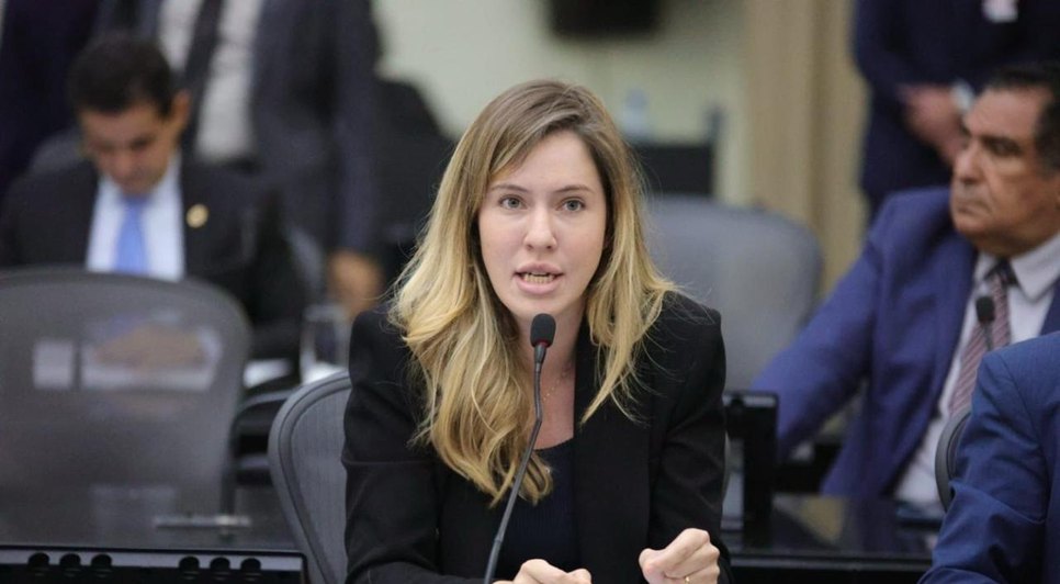 ALE aprova homenagem ao ex-jogador Peu, proposta pela deputada Cibele Moura, reconhecendo sua trajetória no futebol alagoano e brasileiro. Foto: Cortesia