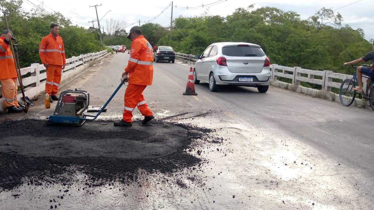DER finaliza reparo em cratera na AL-101 Norte após fortes chuvas
