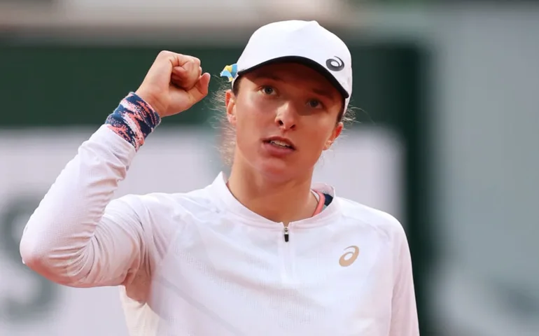 Swiatek arrasa Azarenka em rodada prejudicada pela chuva e com favoritas se dando bem em Dubai