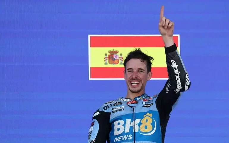 Álex Márquez vence GP da Espanha de MotoGP após queda de Marc