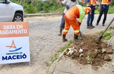 Seminfra realiza limpeza e desobstrução de bocas de lobo em bairros de Maceió  