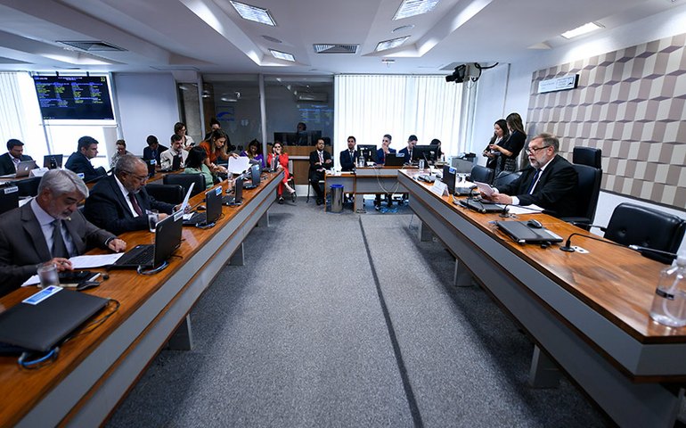 Senado aprova projeto que prevê financiamento à cultura mediante respeito à 'moralidade'