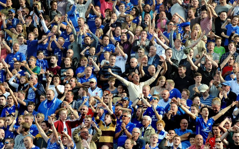 Ingleses comemoram o retorno dos torcedores aos estádios após seis meses