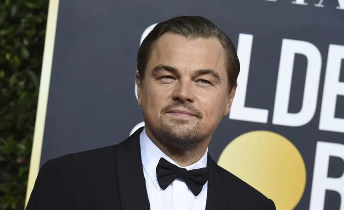Leonardo DiCaprio posa no tapete vermelho do Globo de Ouro 2020.