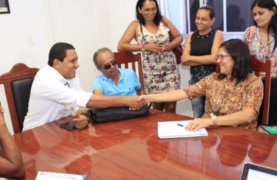 Júlio Cezar garante salários atrasados de programas federais, em Palmeira 