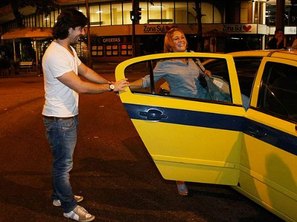 ... e abre a porta do carro para a namorada