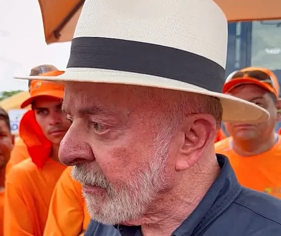 Ao lado de trabalhador da BR-319, Lula usa própria história para pedir que filhos de operário voltem à escola