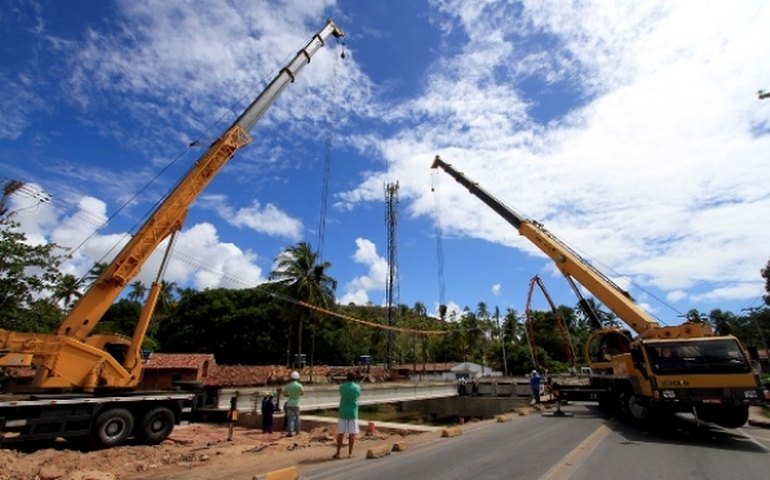 Nova ponte sobre o rio Jacarecica recebe vigas de sustentação