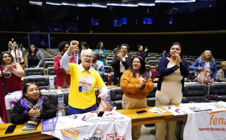 Debatedores criticam alta informalidade em sessão de homenagem aos empregados domésticos