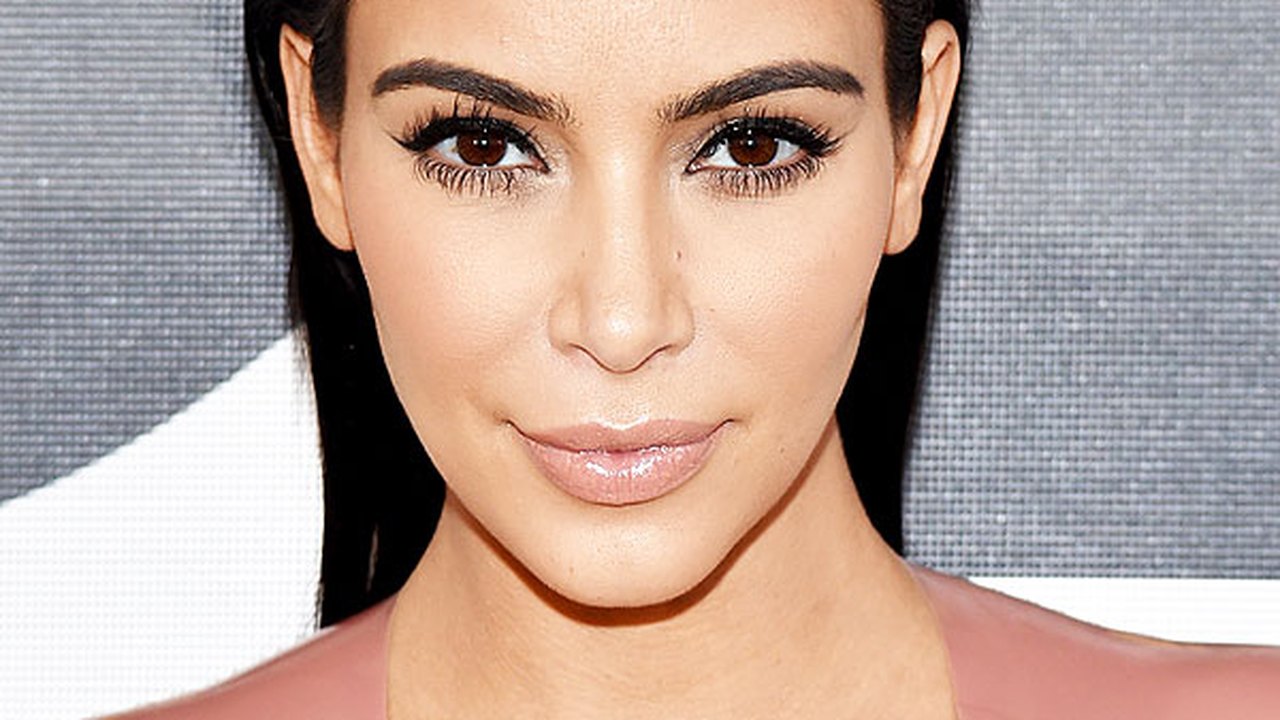 Kim Kardashian explica por que filha segurou placa de ‘pare’ durante desfile