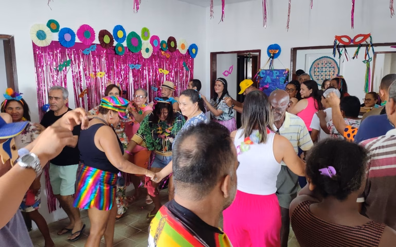 Usuários do CAPS Penedo caem na folia em ação alusiva ao carnaval