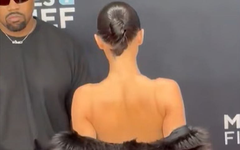 Especialista em leitura labial decifra 'comandos' de Kanye West a Bianca Censori no Grammy