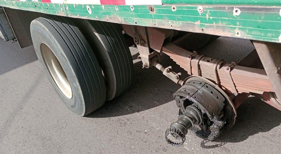Pneus soltam de caminhão e atingem pedestre no Centro de Aracaju