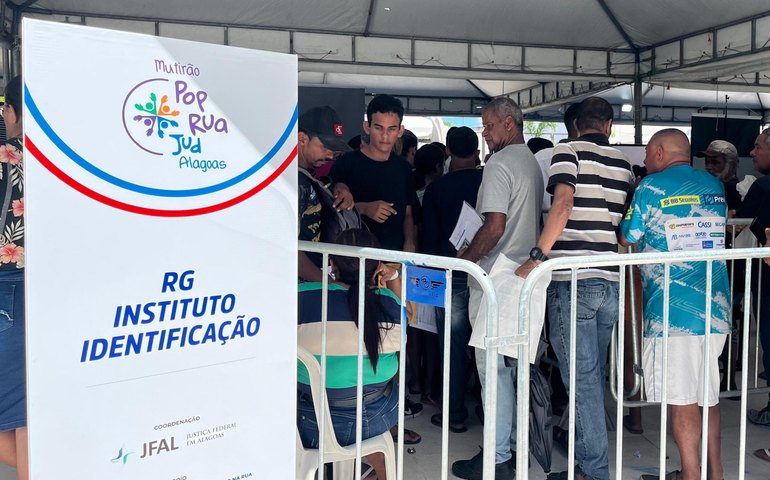 Instituto de Identificação atende população em situação de rua no Centro de Maceió