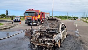 Carro pega fogo no meio da avenida em Aracaju / Foto: Foto: SMTT/Aracaju