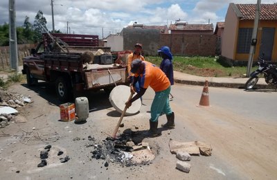 Prefeitura intensifica conserto de bocas de lobo no Vale do Perucaba e bancos de praça em Arapiraca