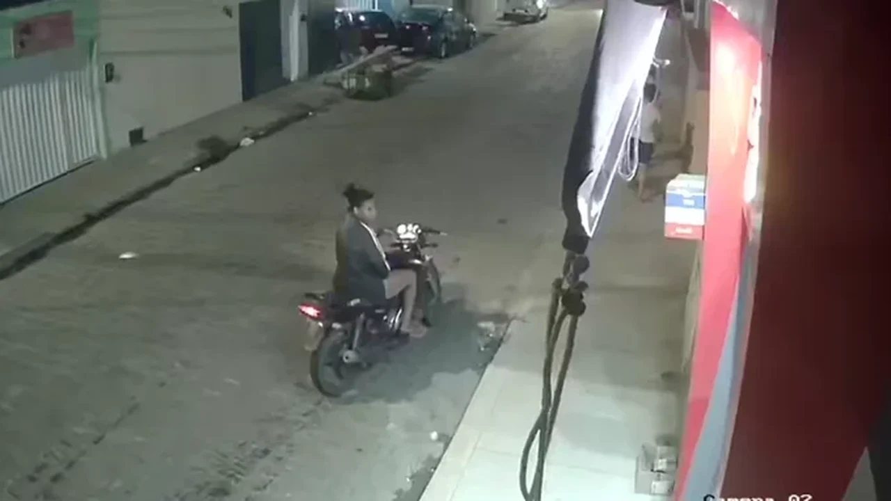 Casal assalta farmácia, foge em moto roubada e é preso pela PM em Arapiraca; Veja vídeo