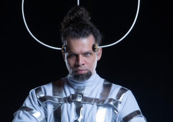 Danni Guerra lança “Bateria Infinita”, single é uma poderosa sátira sobre dependência da vida digital